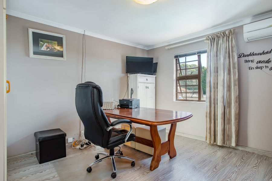 7 Bedroom Property for Sale in Uitsig Western Cape